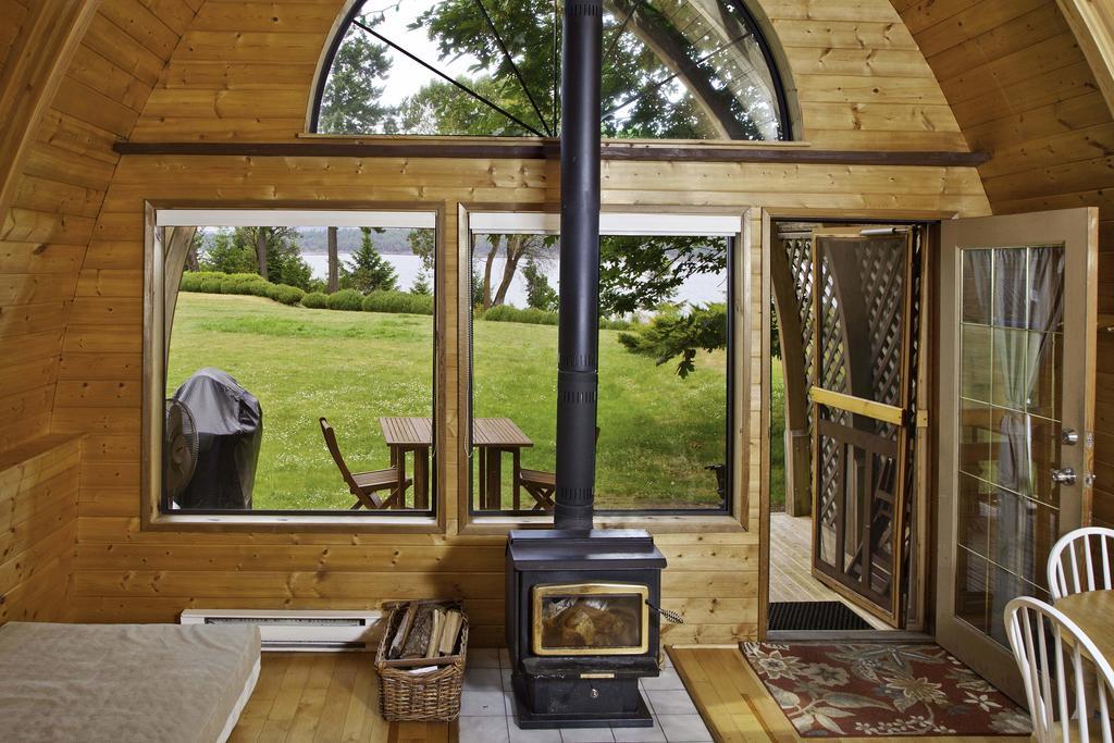 Mineral Springs Resort Saltspring Island Room photo